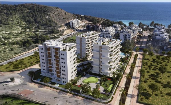 Luchtfoto van moderne appartementen in Villajoyosa, met uitzicht op de oceaan en het prachtige landschap.