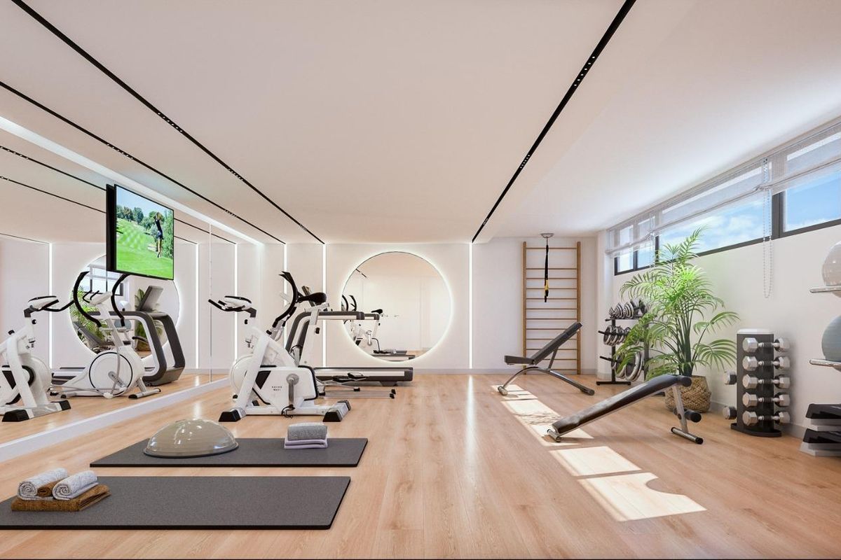 Goed uitgeruste sportschool met natuurlijk licht en moderne fitnessapparatuur in Rincon de la Victoria.