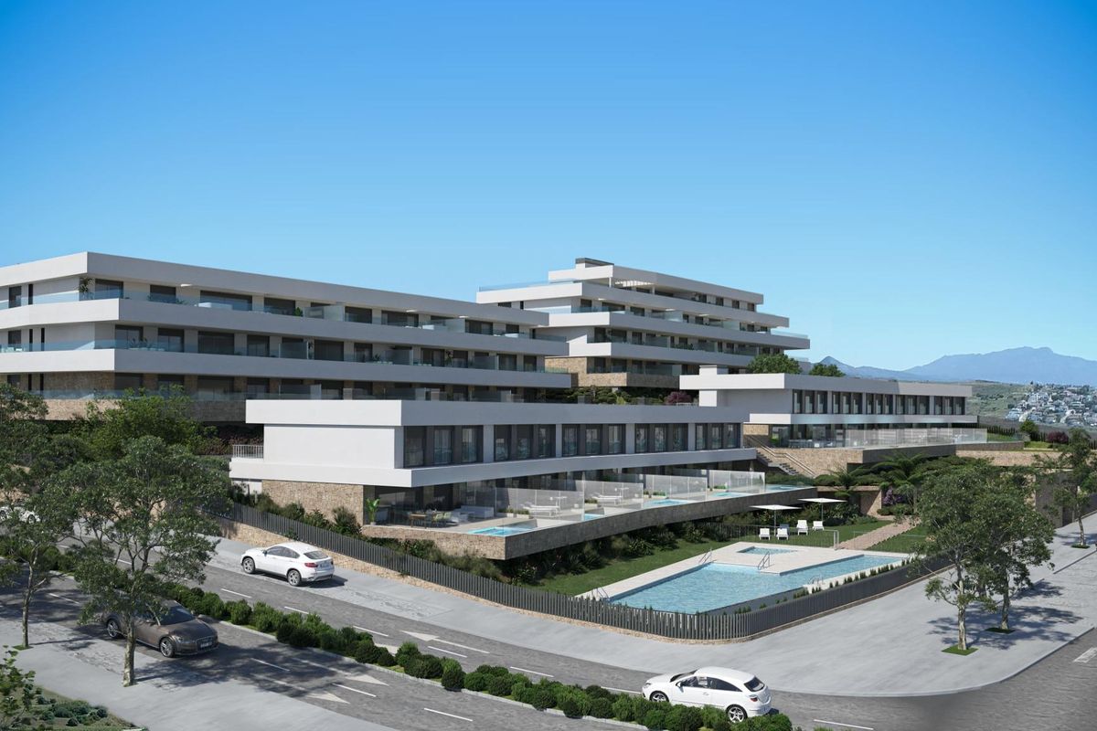 Modern appartementencomplex met zwembad en aangelegde tuinen in Estepona, Costa del Sol, ideaal voor ontspanning.