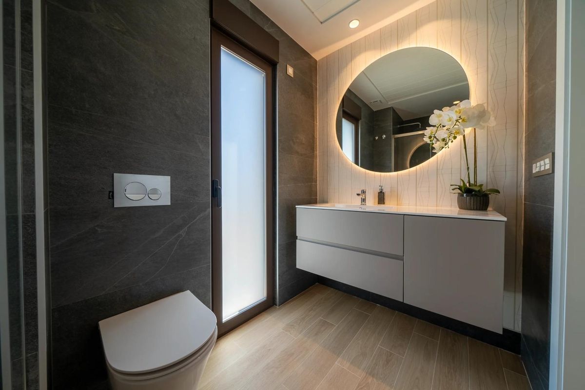 Stijlvol badkamerzicht in een 3-slaapkamer villa in Finestrat, met modern design en natuurlijk licht.