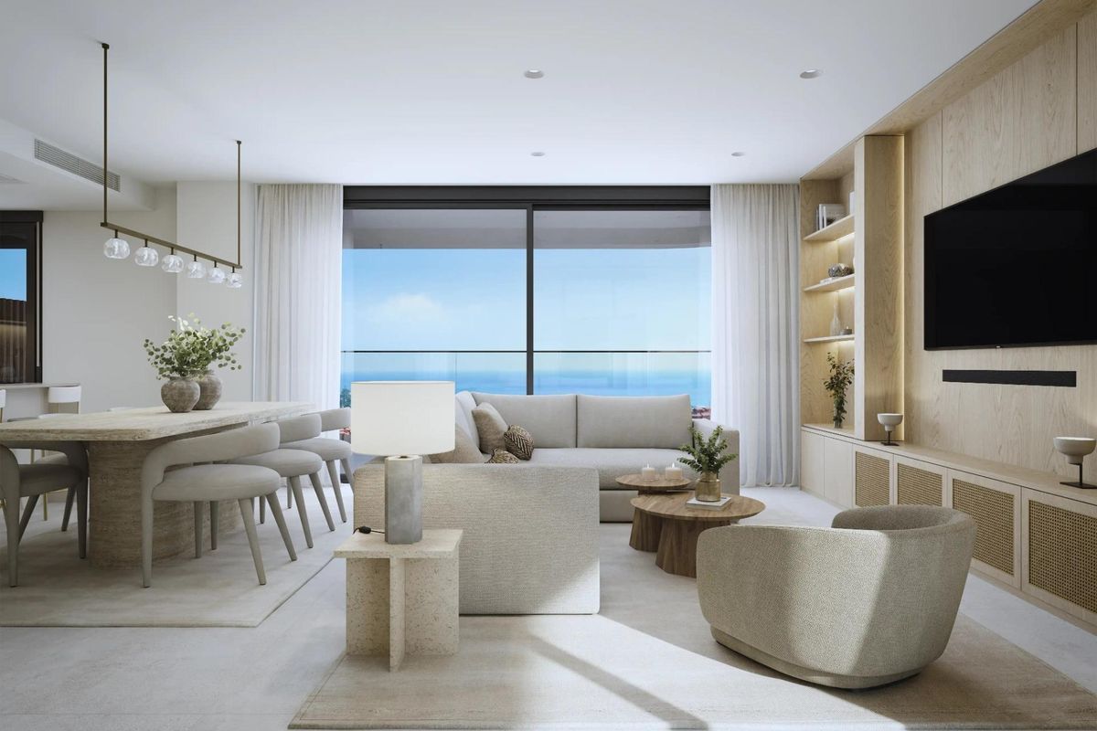 Moderne woonkamer met uitzicht op zee, inclusief een grote eettafel in het Estepona appartement.