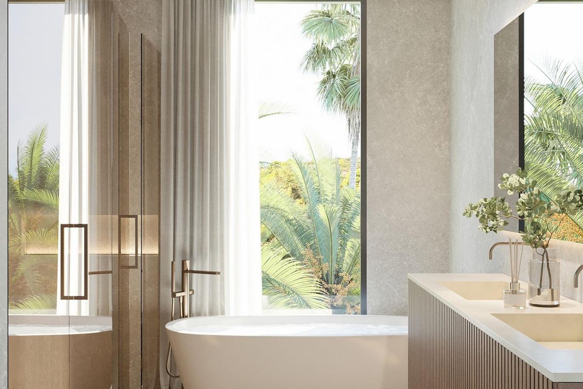 Ruime en moderne badkamer in de villa in Marbella met een vrijstaand bad en elegante afwerkingen.