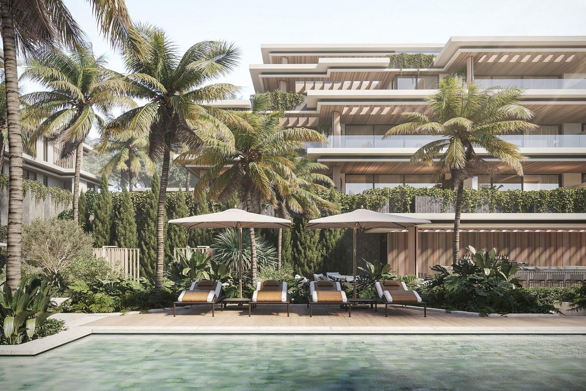 Luchtfoto van een modern wooncomplex met zwembaden en weelderige omgeving in Estepona, Costa del Sol.