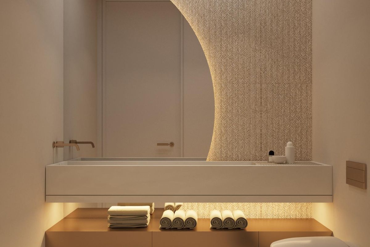 Minimalistisch badkamerontwerp met elegante verlichting in een moderne villa gelegen in Marbella, Costa del Sol.