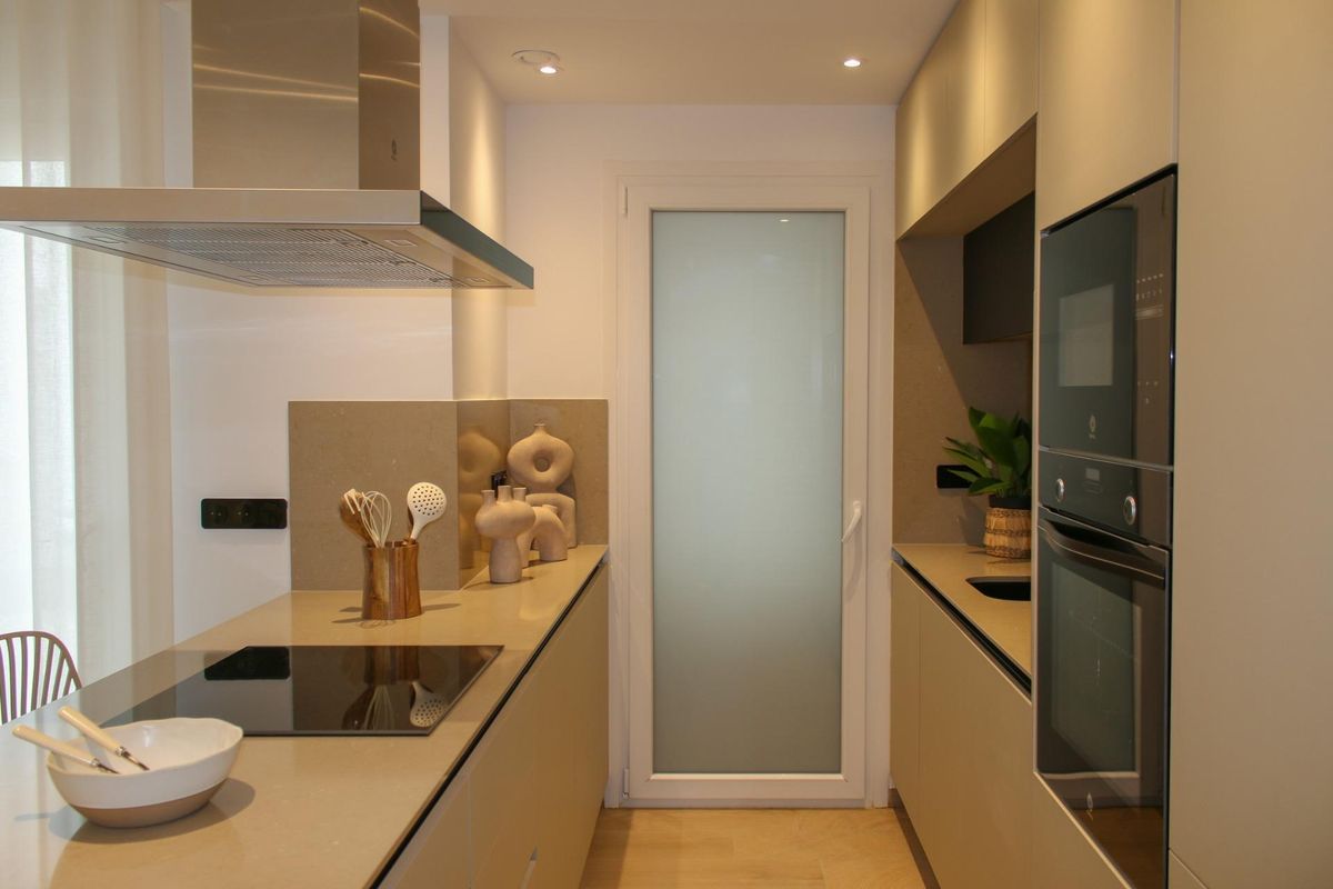 Stijlvolle moderne keuken met kasten en apparaten in een 2-slaapkamer bungalow in Algorfa, Costa Blanca.