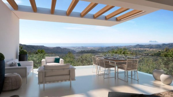 Stijlvol terras met panoramisch uitzicht op Benahavís, Costa del Sol, vanuit een penthouse met 3 slaapkamers.