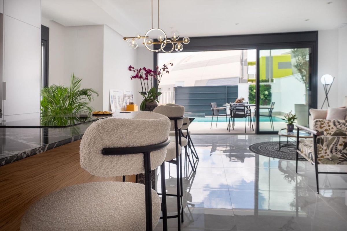 Stijlvolle keuken met zitplaatsen, moderne inrichting en uitzicht op de tuin in San Pedro del Pinatar.