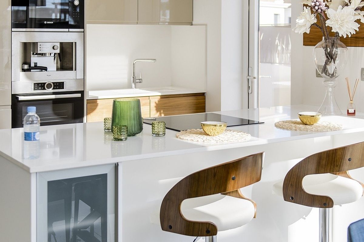 Strak keukenontwerp van een moderne 3-slaapkamer villa, met een kookeiland en hoogwaardige apparaten in Cartagena, Costa Calida.