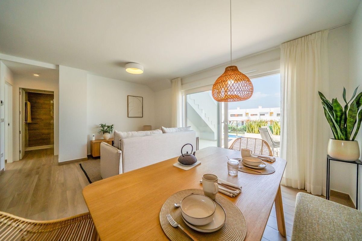 Eetruimte in een 2-slaapkamer appartement in Orihuela, met uitzicht op het terras en moderne designelementen.