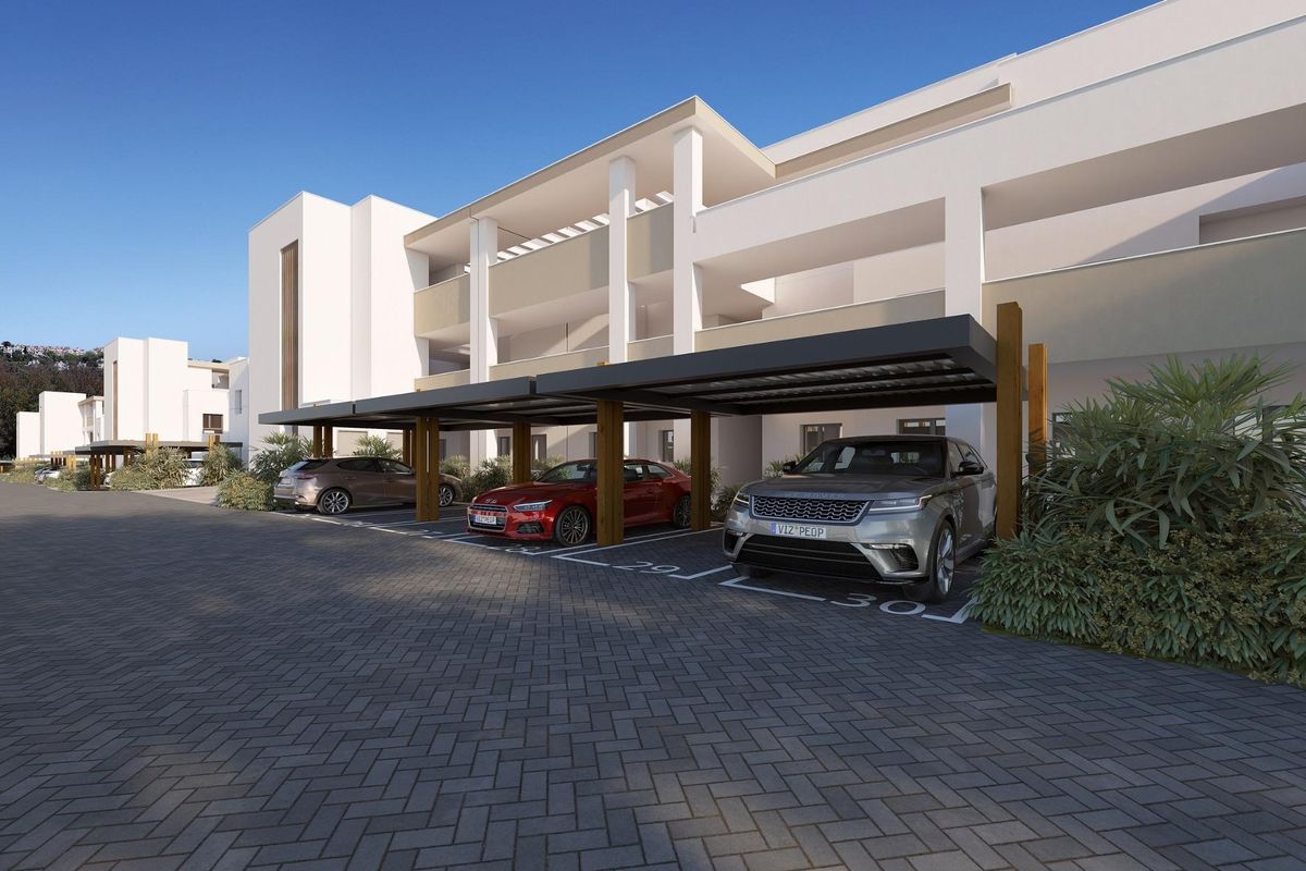 Carport gebied met voertuigen bij een modern penthouseproject in Casares, Costa del Sol.