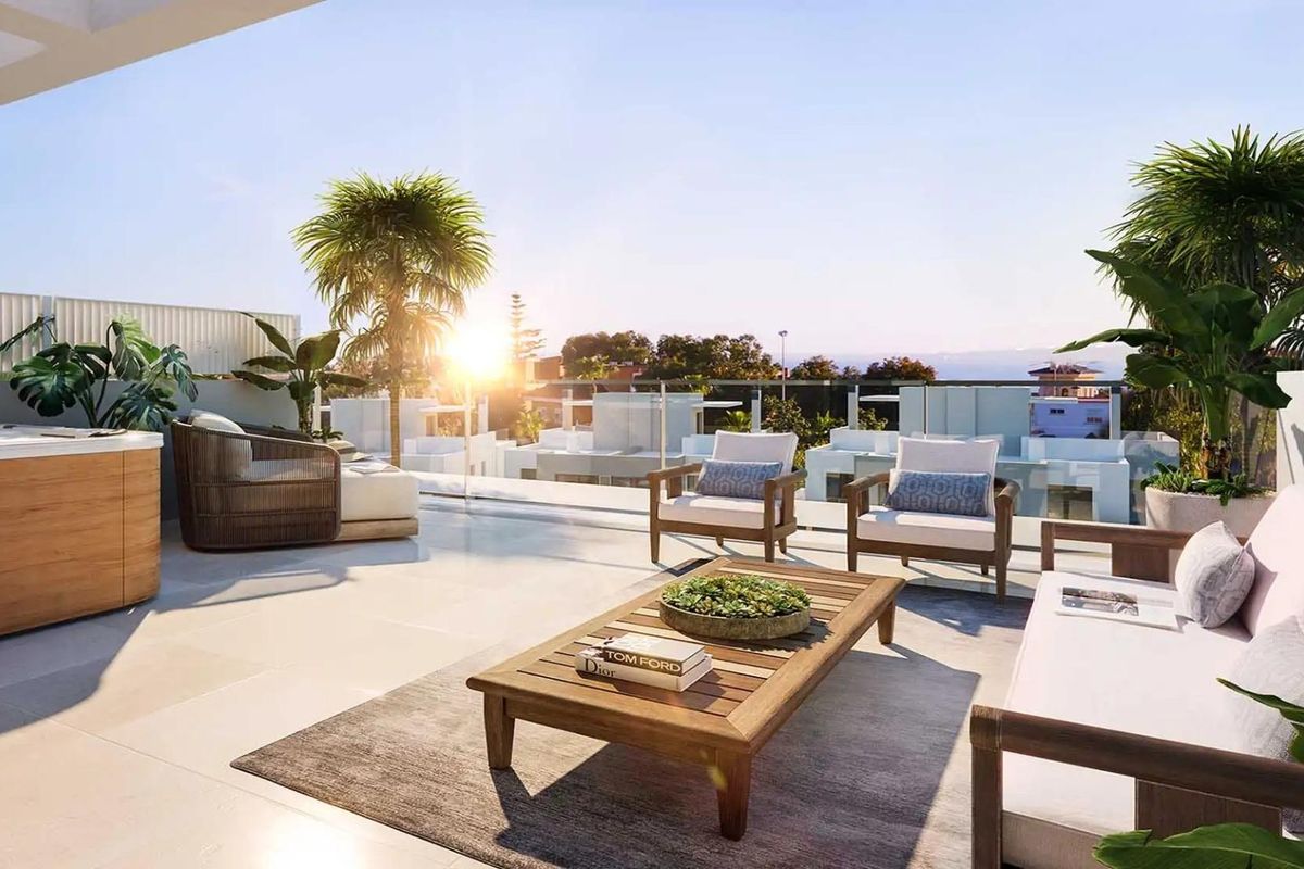 Stijlvol terras met comfortabele zitplaatsen, met uitzicht op de zonsondergang in San Juan, Alicante.