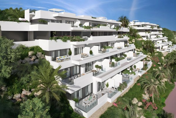 Buitenzicht op een modern appartementengebouw op de begane grond in Mijas, Costa del Sol, Spanje.