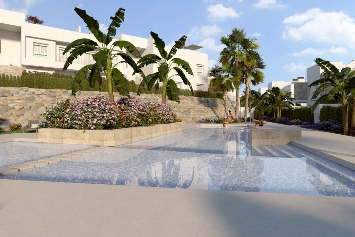 Mooie zwembadsetting met palmbomen en bloemen in Algorfa, Costa Blanca Zuid.