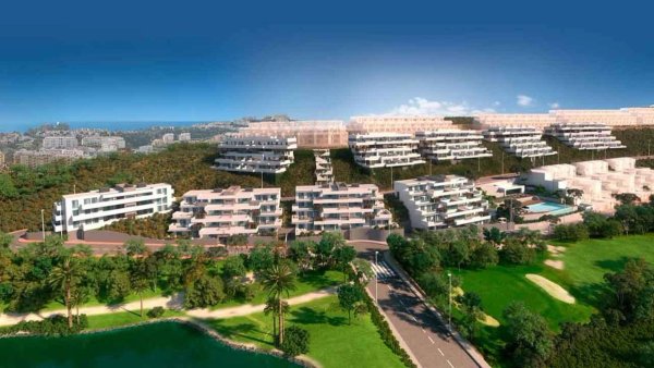 Moderne buitenaanzicht van een appartementencomplex in Mijas, Costa del Sol, met weelderig groen.