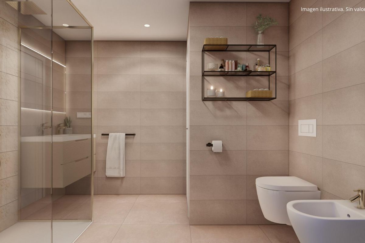 Moderne badkamer met strakke tegels en dubbele wastafels, in een 4-slaapkamer townhouse in La Nucia, Costa Blanca.