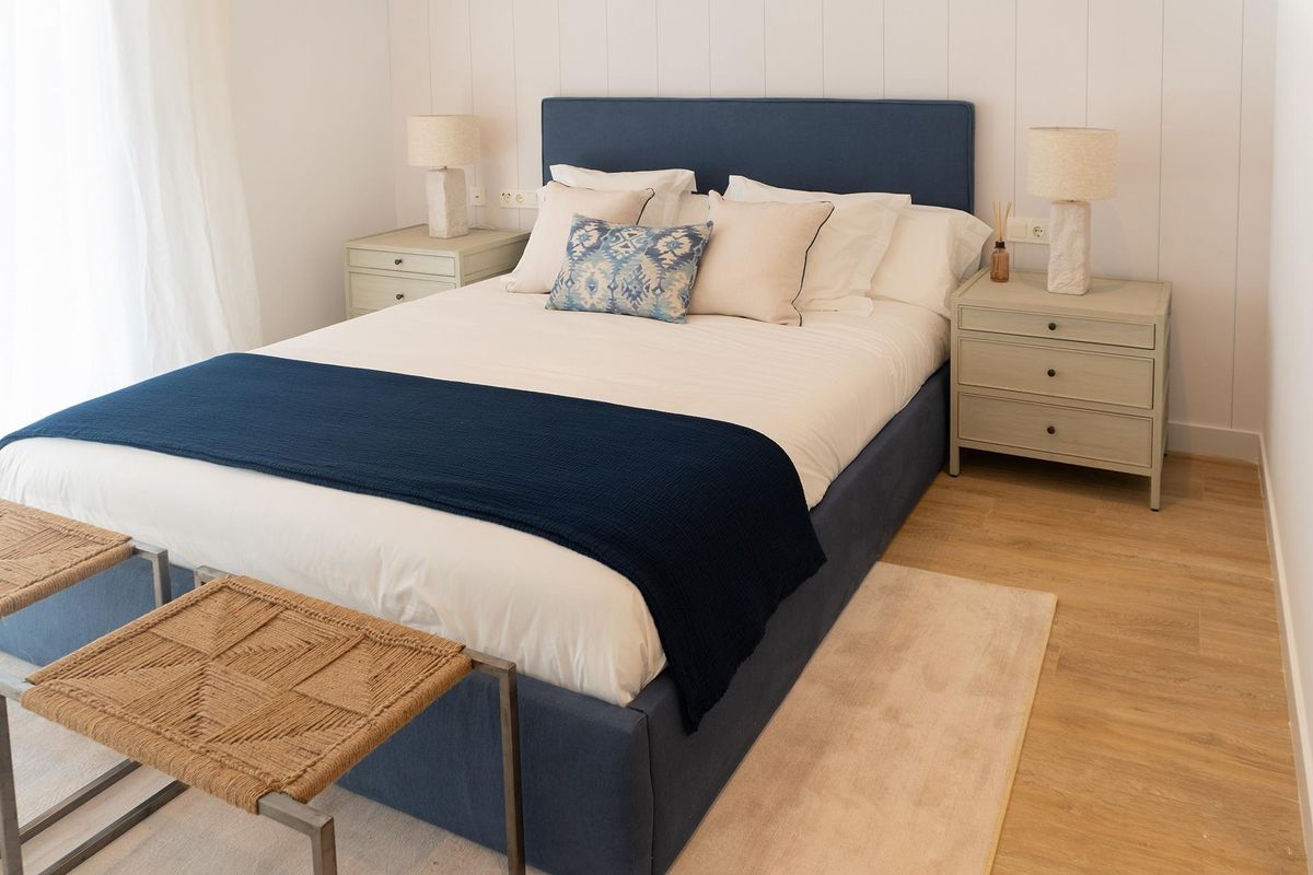 Hoofdslaapkamer van het appartement in Casares, met een luxe bed en stijlvolle decoratie in zachte tinten.