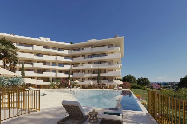 Uitzicht op het zwembad van een modern appartement in Fuengirola, Costa del Sol, omgeven door tuinen.