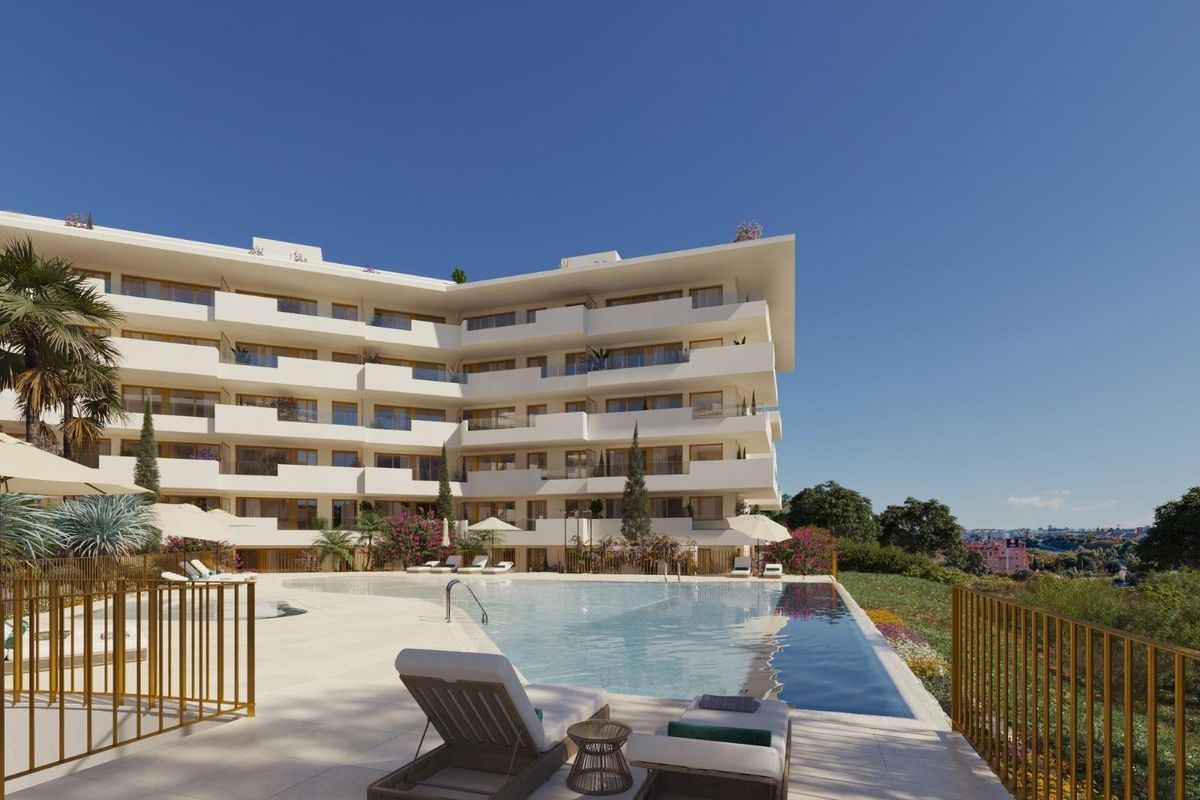 Dichtbijzicht op het zwembad omringd door weelderig groen bij een penthouse in Fuengirola.