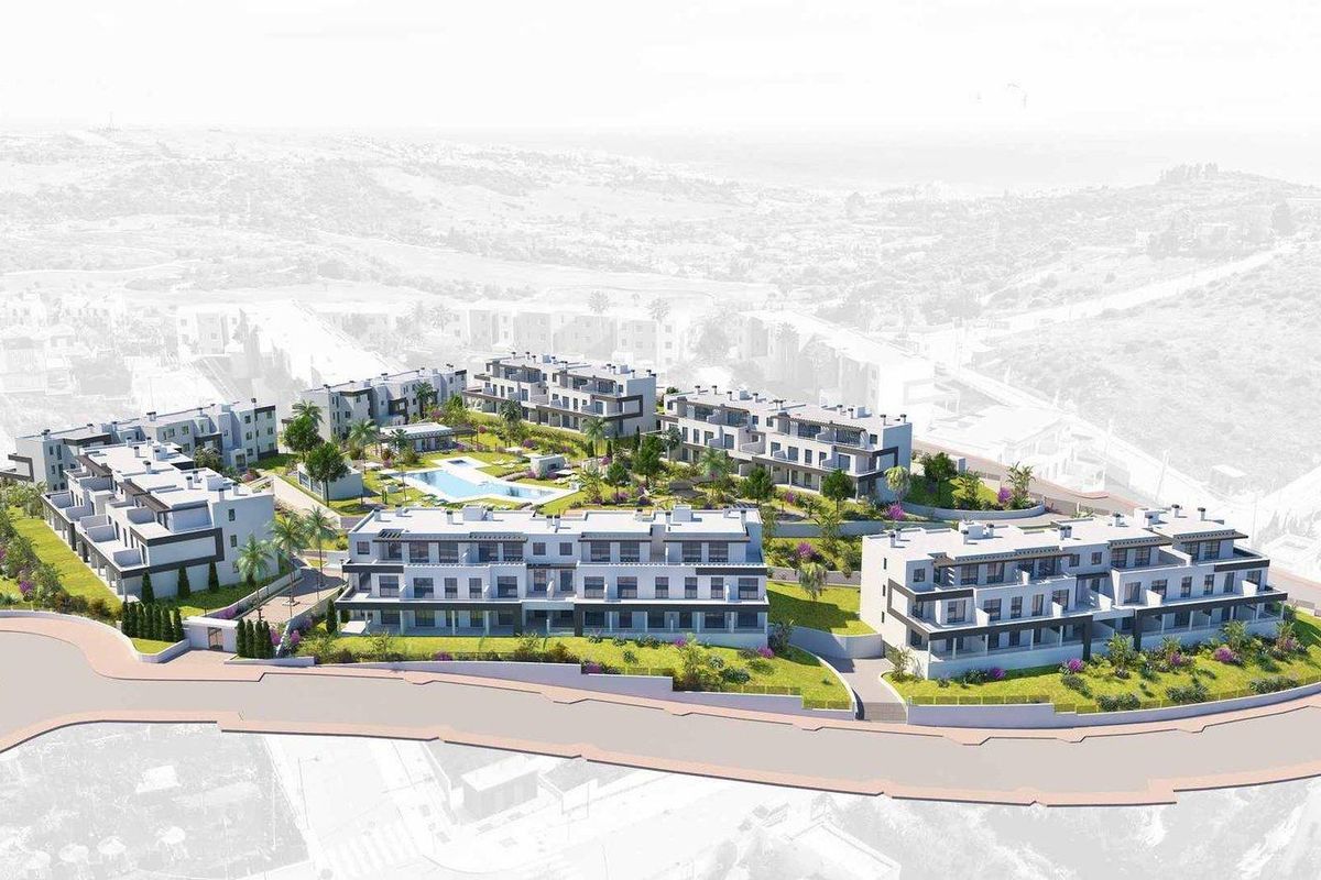 Prachtige luchtfoto van penthouse gebouwen met groene omgeving in Estepona, Costa del Sol.