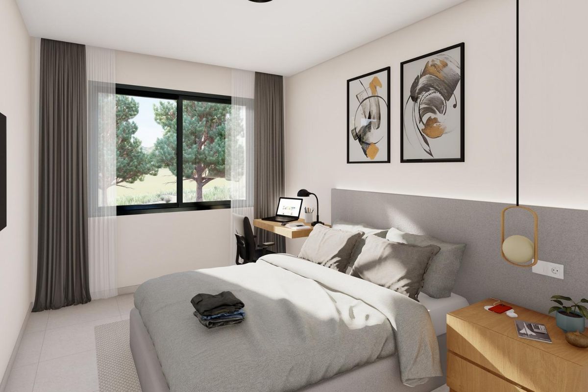 Uitnodigende tweede slaapkamer met smaakvol interieur en een werkplek, gelegen in een villa in Yecla.