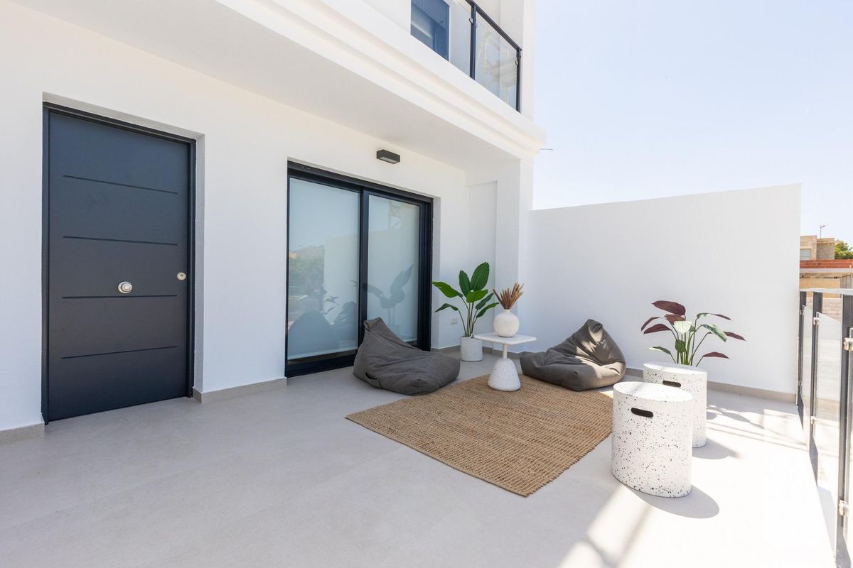 Gezellige terrassen van de town house in Rafal, Costa Blanca Zuid, ontworpen voor ontspanning met zitplaatsen en planten.