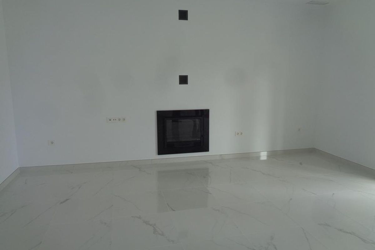 Interieur van de woonkamer met een moderne open haard in de villa in Pinoso, Spanje.