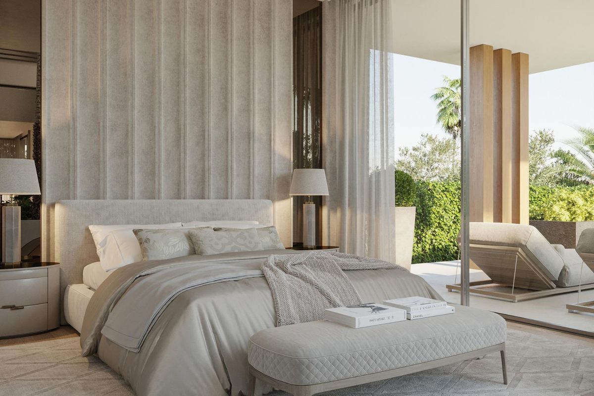 Eigentijdse slaapkamer met elegante meubels in de villa in Marbella, met grote ramen voor natuurlijk licht.