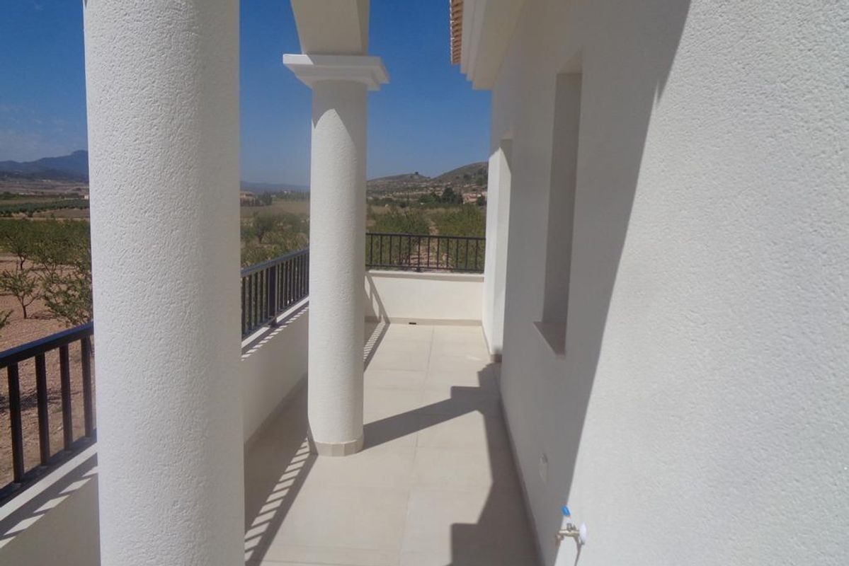 Een ander uitzicht op het terras van de 4-slaapkamer villa in Pinoso, Costa Blanca Zuid, met schilderachtige omgeving.
