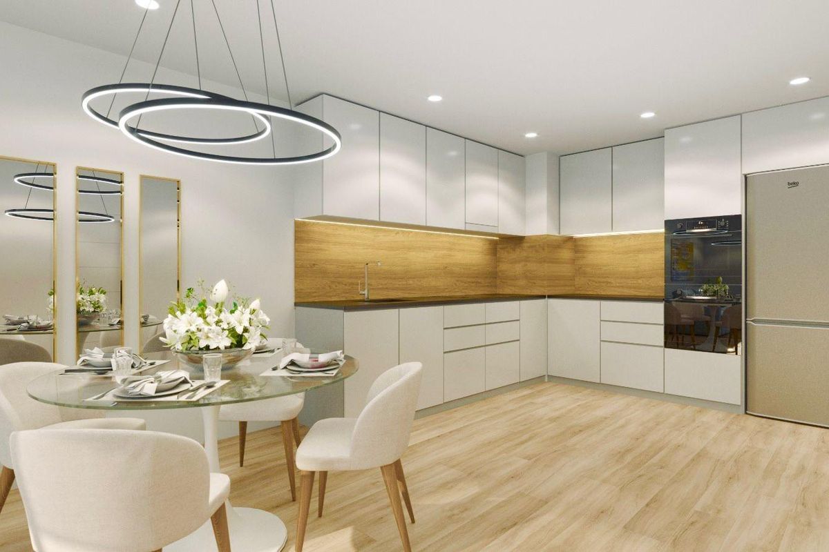 Moderne keuken in het penthouse in Torrevieja, met strakke kastjes en hoogwaardige apparatuur.