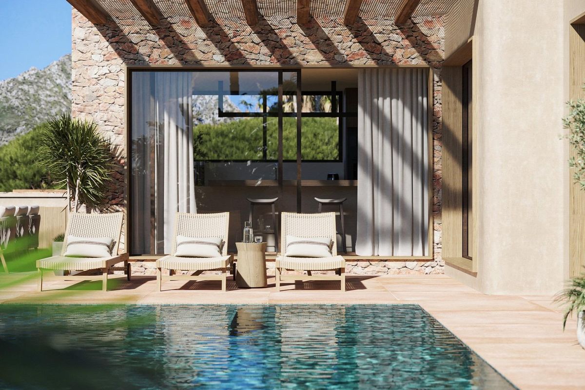 Ontspanningshoek bij het zwembad van de 3-slaapkamer villa in Jávea, met ligstoelen en uitzicht op de tuin.