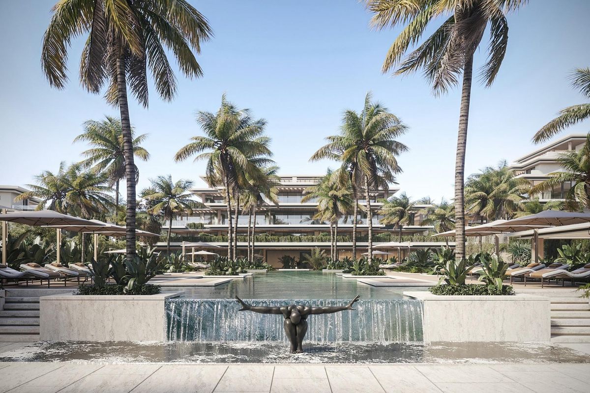 Luxe poolgebied met palmbomen in een modern complex in Estepona, Costa del Sol.