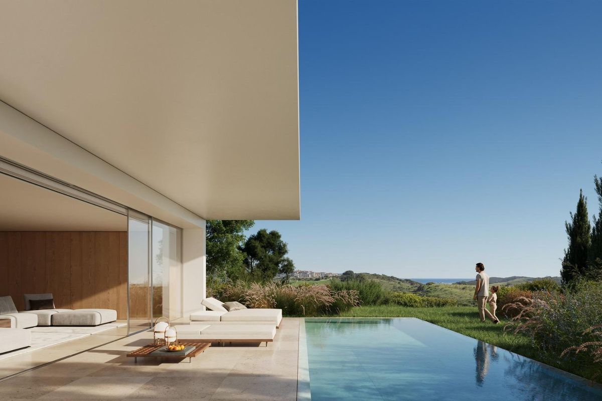 Uitzicht vanaf het moderne woongedeelte van een villa aan het zwembad, omringd door de natuur in Estepona, Costa del Sol.