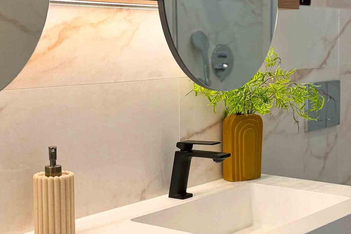 Detail van de badkamer wastafel met moderne ontwerpen en elegante plantaccenten in Rojales, Costa Blanca Zuid.