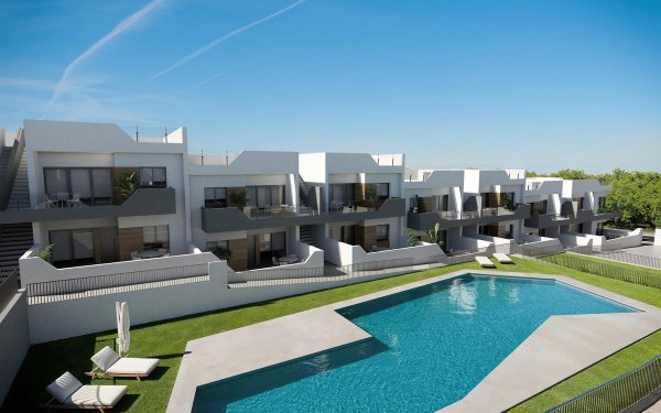 Exterieur van een modern bungalowcomplex met zwembad in San Miguel de Salinas, Costa Blanca Zuid, Spanje.