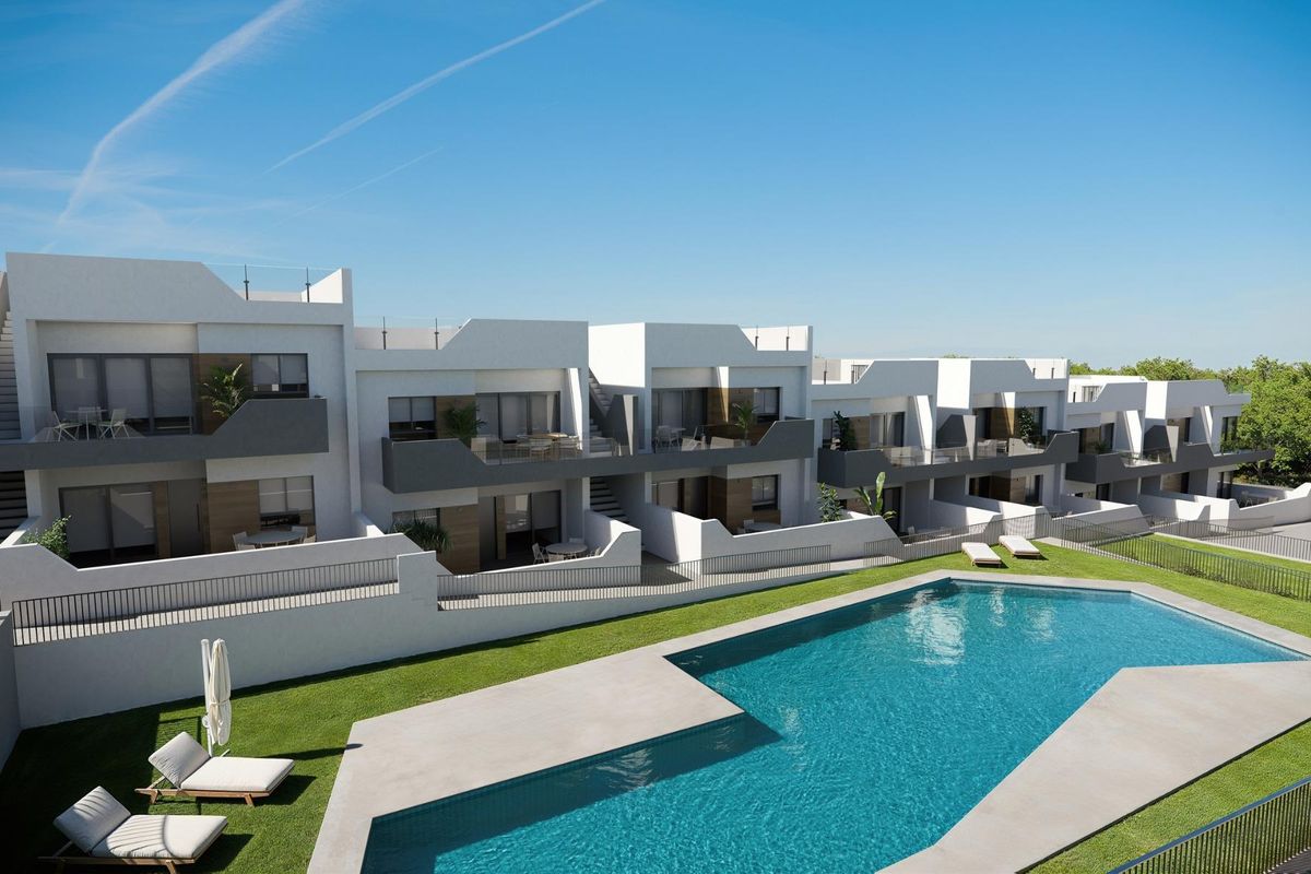Exterieur van een modern bungalowcomplex met zwembad in San Miguel de Salinas, Costa Blanca Zuid, Spanje.
