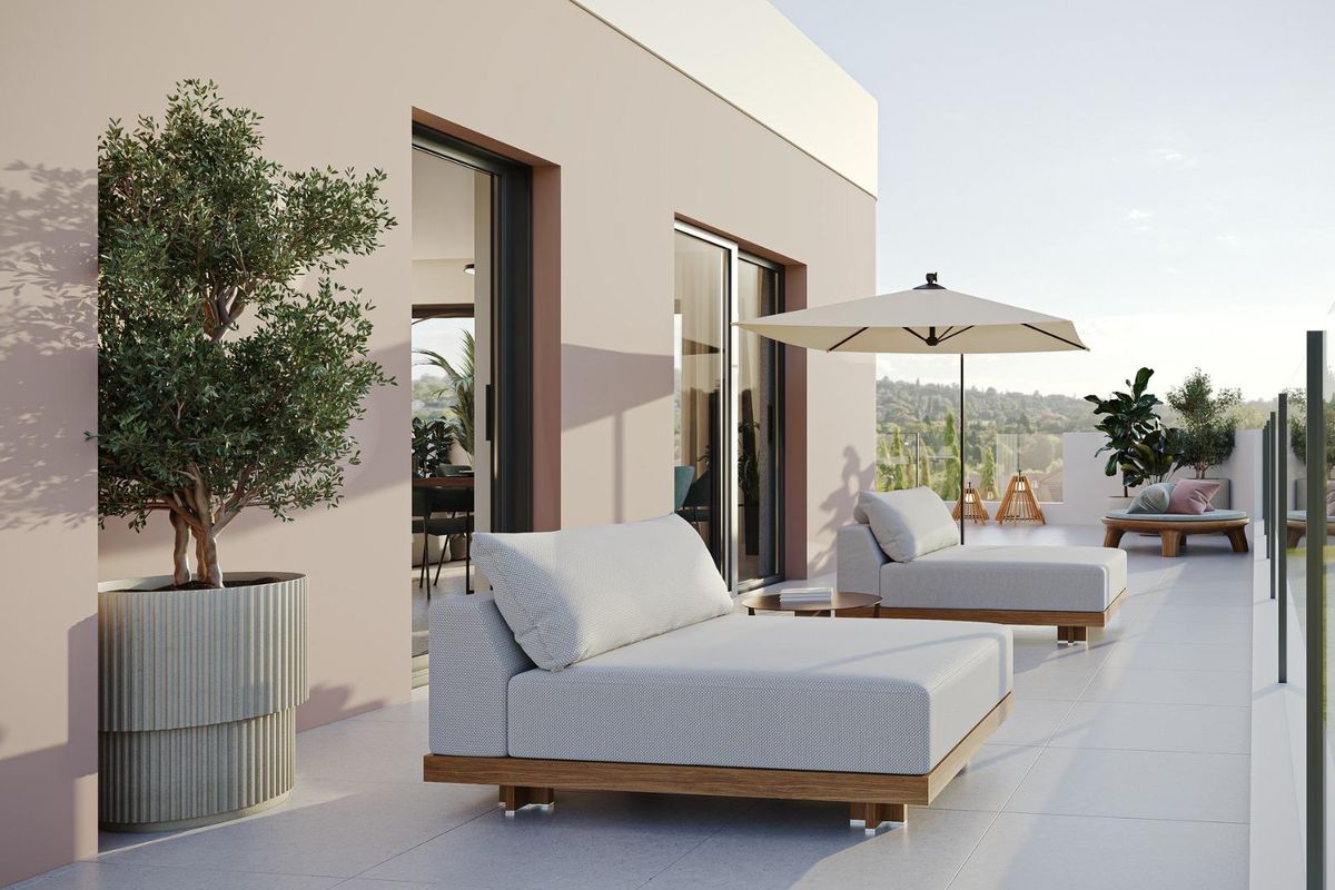 Terras met loungebanken en parasol in een modern 3-slaapkamer appartement in Marbella, Costa del Sol.