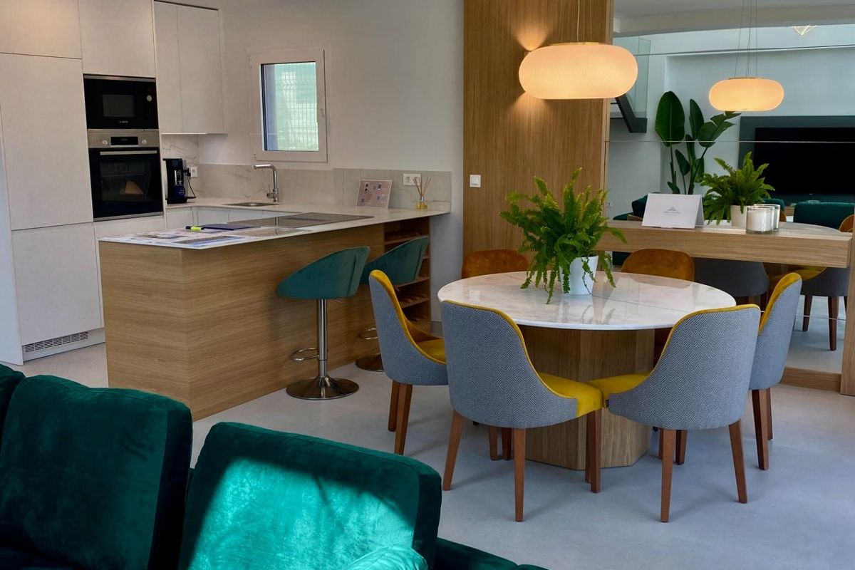 Heldere eet- en keukenruimte in een villa met 3 slaapkamers, met stijlvolle meubels in Finestrat.