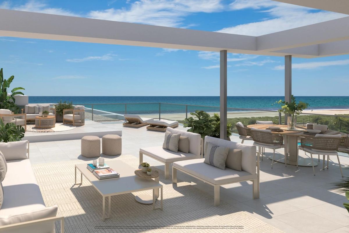 Ruimtelijk terras met uitzicht op de oceaan bij een benedenappartement in Almerimar.