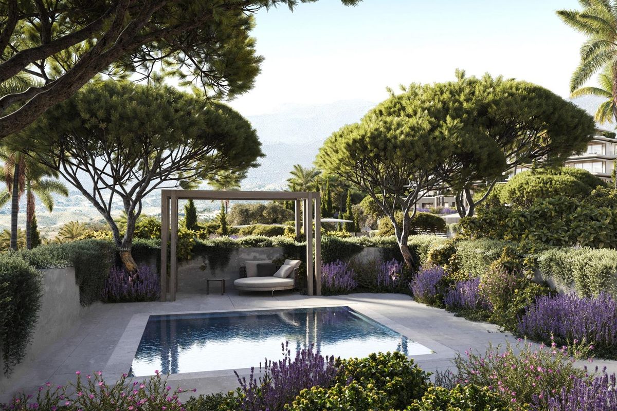 Privé zwembad omgeven door weelderige tuinen in een 3-slaapkamer appartement op de begane grond in Mijas, Costa del Sol.