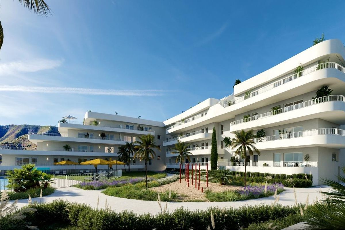 Stijlvol appartementencomplex met zwembad en speeltuin in Fuengirola, Costa del Sol.