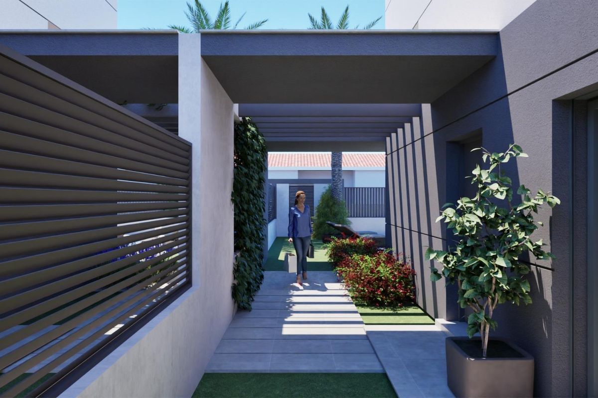 Pad naar de townhouse, omringd door groen en levendige bloemen in Los Nietos, Spanje.