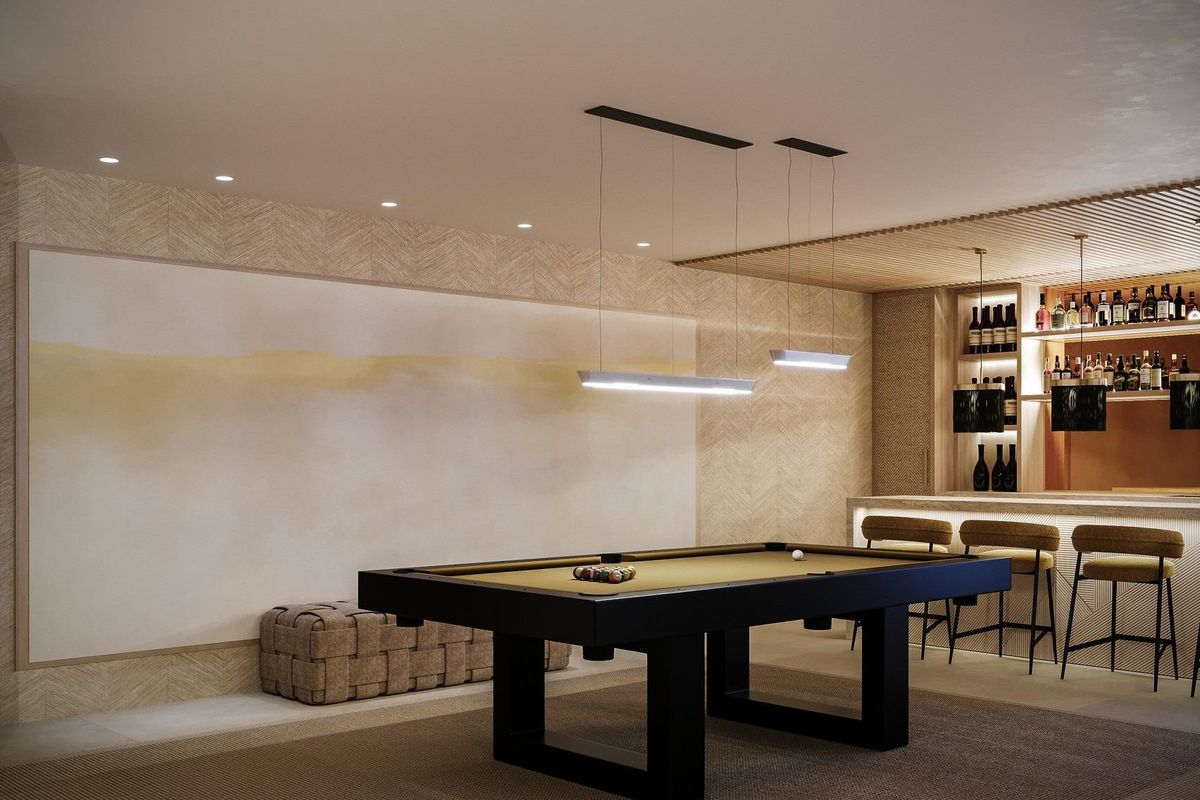 Functionele speelhoek met een biljarttafel en bar, gelegen in een stijlvolle villa in Marbella.