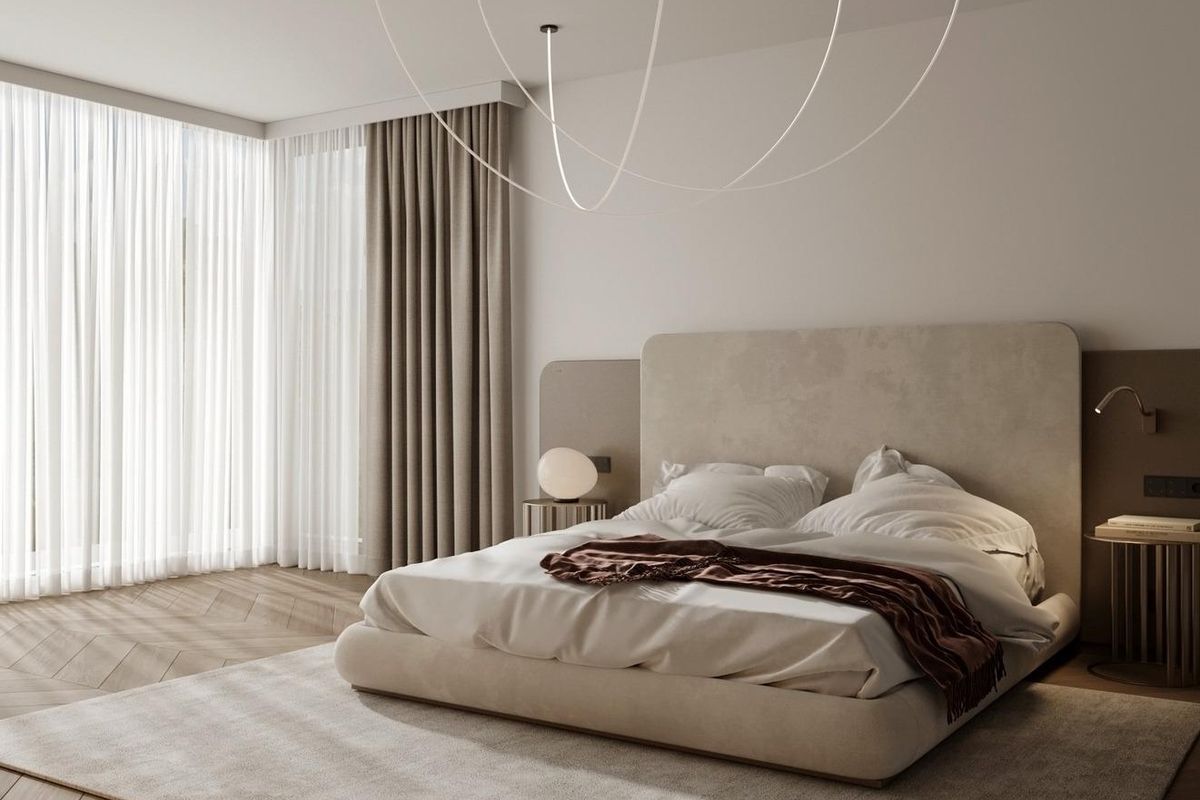 Heldere slaapkamer met hedendaags ontwerp en natuurlijk licht in een luxe 6-slaapkamer villa in Marbella.