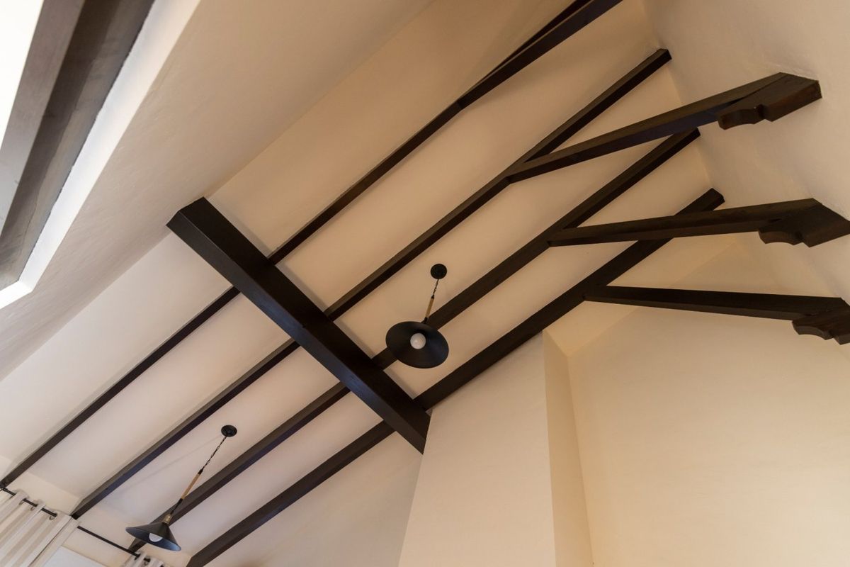 Uniek plafondontwerp met rustieke balken in de villa gelegen in Fuente Álamo, Spanje.