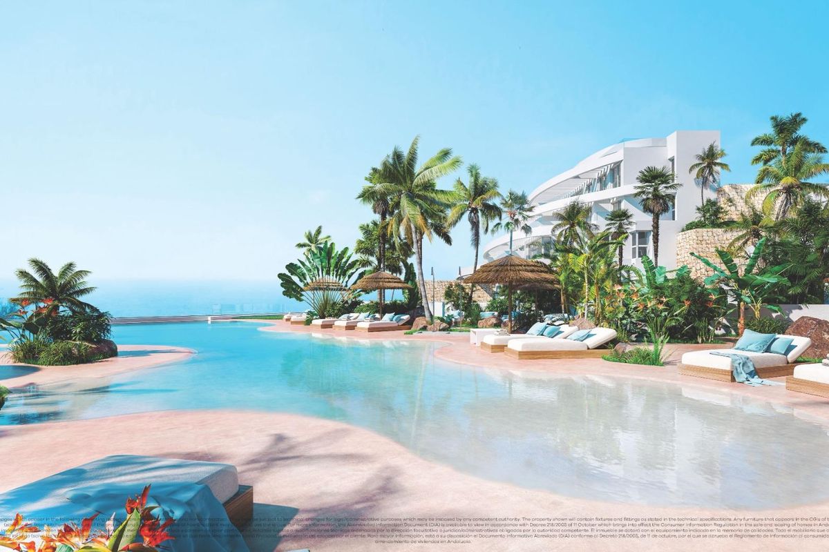 Moderne lounge-area aan het zwembad met tropische vegetatie en een prachtig uitzicht op zee in Mijas, Costa del Sol.