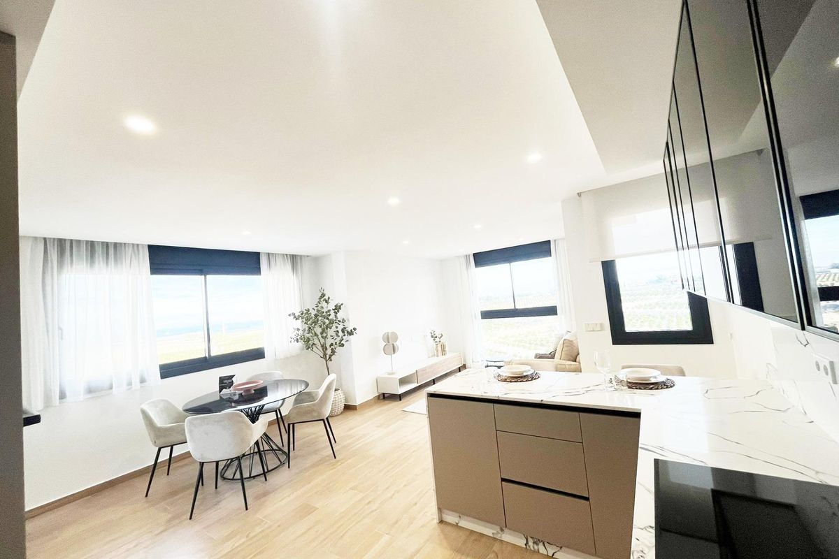 Heldere eethoek en keuken met panoramisch uitzicht in villa gelegen in Algorfa, Costa Blanca Zuid, Spanje.