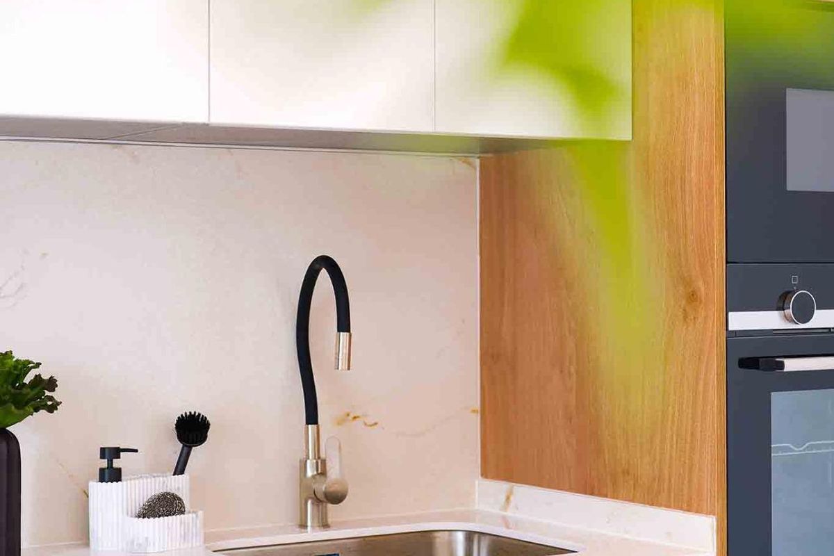 Moderne keukendetail met de strakke gootsteen en decor in een woning in Rojales.