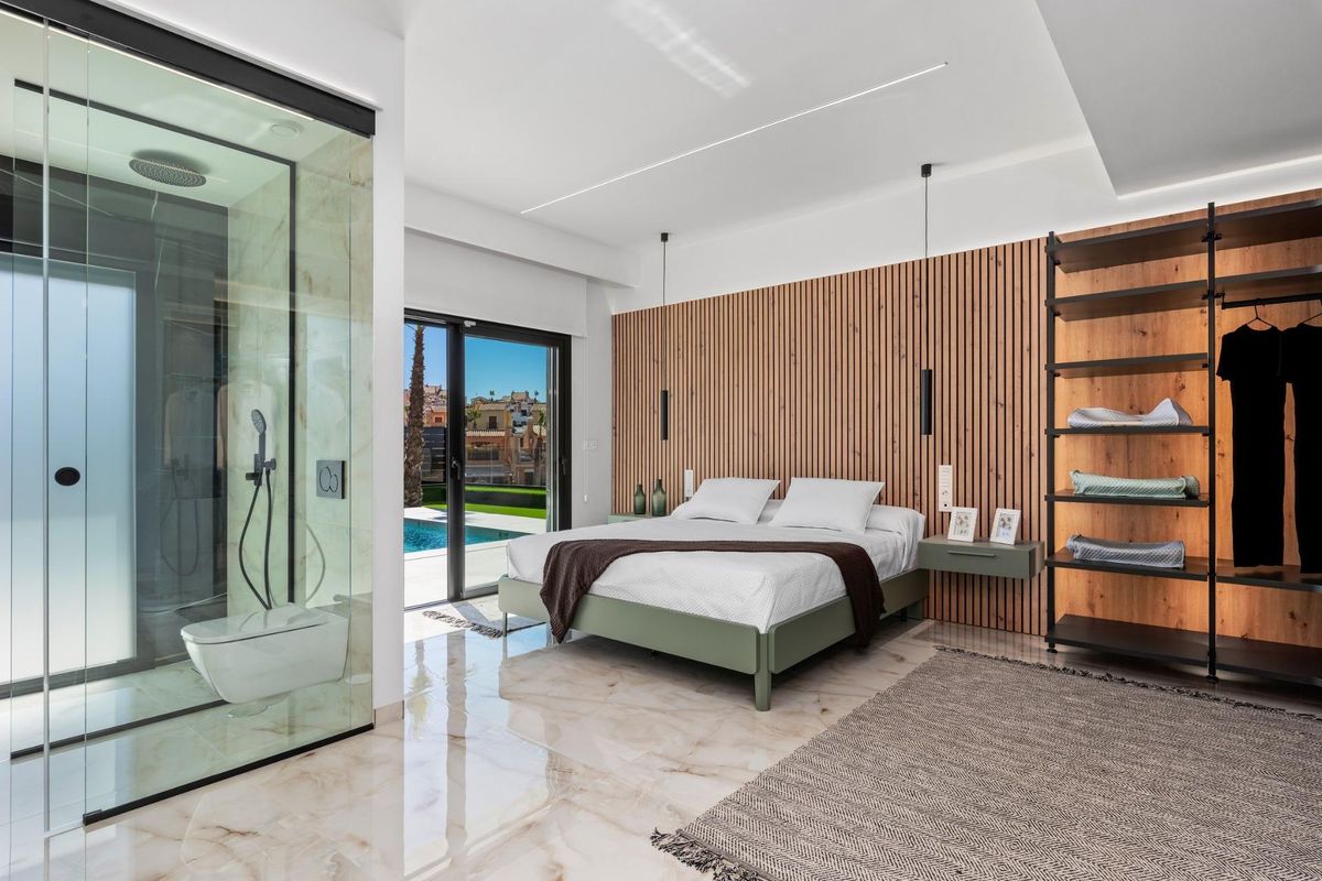 Stijlvolle slaapkamer met en-suite douche en uitzicht op het zwembad in 3-slaapkamer villa, Algorfa, Costa Blanca Zuid.