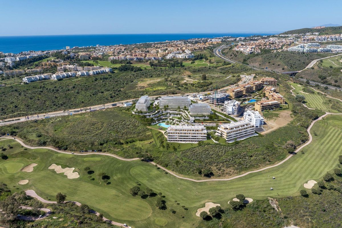 Luchtfoto van een modern wooncomplex nabij golfbanen en de zee in Mijas, Costa del Sol.
