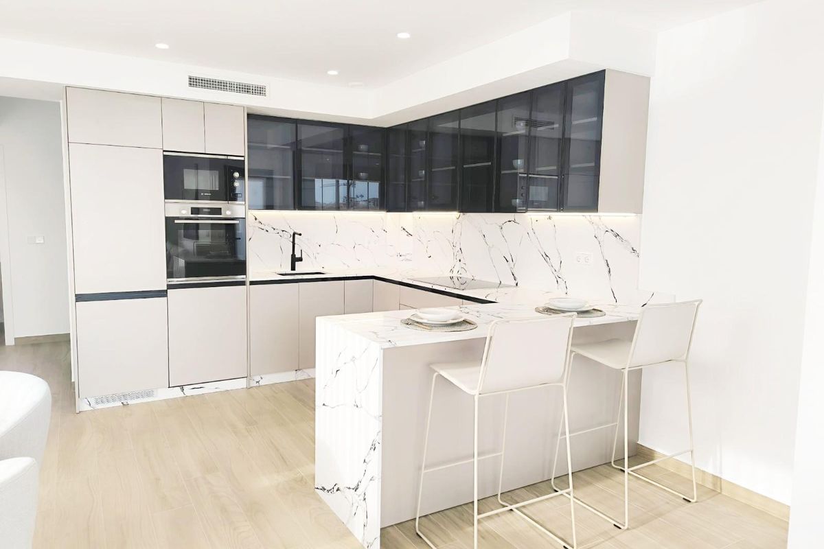 Chique keukenruimte met ontbijtbalk in een eigentijdse villa in Algorfa, Costa Blanca Zuid, Spanje.